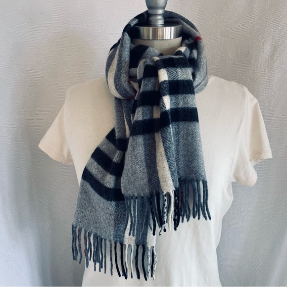 Pure cashmere classic grey, ivory, red plaid with fringe. Unisex - Picture 3 of 5